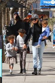 Patrick galen dempsey (born january 13, 1966) is an american actor and race car driver, best known for his role as neurosurgeon derek mcdreamy shepherd in grey's anatomy. Photos Ellen Pompeo Est Allee Dejeuner Avec Ses Enfants Stella Sienna Son Fils Et Une Amie A Los Angeles Le 24 Fevrier 2018 Ellen Pompeo Meredith Grey Grey S Anatomie