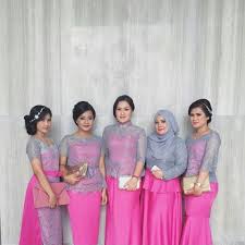 ∙ promo pengguna baru ∙ kurir instan ∙ bebas ongkir ∙ cicilan 0%. 13 Inspirasi Seragaman Keluarga Untuk Pernikahan Dari Bahan Brokat