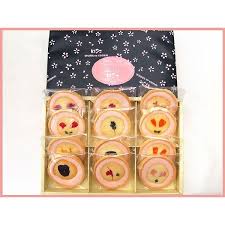 北の有名店 洋菓子アリス の北海道限定商品の食べれるお花のクッキー はなこ を産地直送でお取り寄せ 花びらを乗せて焼いたクッキーに 紅花で染めたホワイトチョコ タルトカップと三重構造になっています 使用される食用花は 後志管内喜茂別町のハウスで栽培され