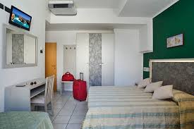 Mobili per camera da letto design moderno o classico in vendita online a prezzo vantaggioso. Camera Da Letto Bilocale Plus Con Letto Matrimoniale E Letto Singolo Tv Led Radio Picture Of Residence Margherita Cattolica Tripadvisor