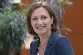 Wibke bruhns war die erste frau im westdeutschen fernsehen, die eine nachrichtensendung präsentierte. Zdf Journalistin Bettina Schausten Moderiert Das Heute Journal Kultur Stuttgarter Nachrichten
