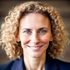 Danielle Castonguay's Instagram, Twitter & Facebook