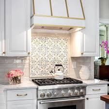 Wouldn T It Be Fun To Prepare For Thanksgiving In This Cozy All White Kitchen Feat Kitchen Backsplash Designs Trendy Kitchen Backsplash Rustic Kitchen Design