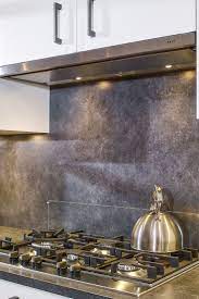 een granietlook achterwand in een tijdloze keuken lijkt sprekend op graniet maar veel goedkoper en praktischer bekijk me keukenwand wanden keuken achterwand
