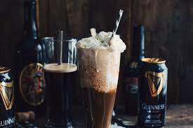 Cette Recette De Floater A La Biere Noire Et Au Baileys Avec Creme Glacee Au Caramel A Ete Creee En Collaboration Baking With Beer Ice Cream Cookies Ice Cream