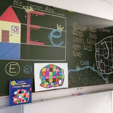 Elmar Elefant Auf Der Suche Nach Seinen Ee S Im See Vor Den Ferien Haben Elmar Elefant Deutsch Lernen Kinder Alphabet Basteln