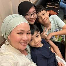 Suami Isteri 'Host' Versatil, Sheahnee Iman Lee Bahagia 16 Tahun Jadi Suri  Hati Naz Rahman & Ibu 3 Anak!