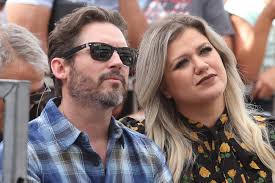 Kelly clarkson's onstage bathroom disaster will forever change the way we think about trash cans. Kelly Clarkson Opens Up About Unhappy Marriage To Brandon Blackstock