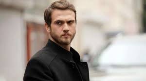 Aras bulut iynemli y nisa sofiya aksongur son los protagonistas de milagro en la celda 7, película turca que se estrenó en netflix a fines de m. Qui Est Aras Bulut Iynemli Acteur Principal Du Film Netflix Kogustaki Mucize Decouvrez La Biographie