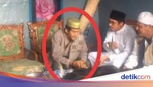 Imam mahdi merupakan keturunan rasulullah saw yang mempunyai nama yang sama seperti nabi saw yaitu muhammad atau ahmad. Ngaku Imam Mahdi Pemuda Kota Serang Klaim Pernah Bertemu Jibril