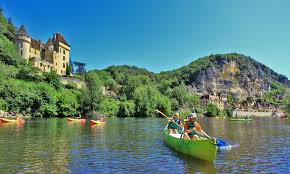 Perchée sur la falaise, le château de beynac surplombe la dordogne et offre un panorama splendide sur la vallée des 5 châteaux. Canoe Dordogne Un Site Utilisant Wordpress