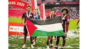 Après wesley fofana et hamza choudhury, les deux joueurs de leicester qui avaient brandi le drapeau palestinien après leur victoire en finale de la fa cup contre chelsea, c'était au tour de l. Hamza Fofana Show Support For Palestinians After Fa Cup Win Bangladesh Post