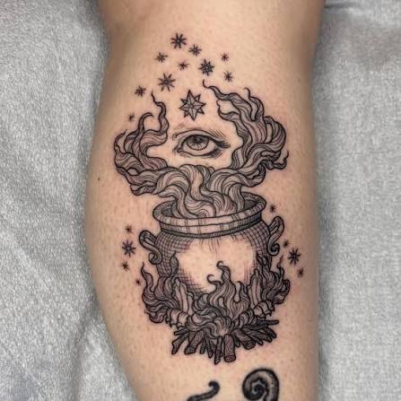 Is it even Halloween if you didn't do a witch's cauldron tattoo?? I don't think so 😤🧙‍♀️ . Done at @hemlock____ 🫀 . . . #blackwork #tattoo #lineworktattoo #blackworktattoo #linework #salem #hemlock #witchscauldron #halloween