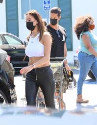 Vajna tímea hamarosan nagynéni lesz és nagyon. Vajna Timea In A White Crop Top And Leather Pants At Bristol Farms In West Hollywood 04 19 2021 Celebmafia