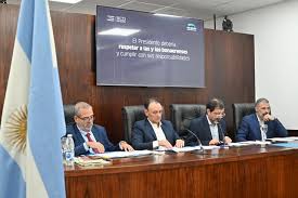 🏢 Apertura de Sesiones Ordinarias 2025 El intendente @fernandomoreiraok  dio inicio al 141° período de sesiones en el Honorable Concejo Deliberante  de San Martín. 🔸Durante el discurso, destacó la continuidad de todos