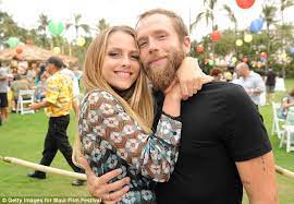 ⋒ mum of soon to be five, wifey of @markwebber ➳ actor, author, business owner @lovewell.earth @loveyourzenlife @yourzenmama vegan. Teresa Palmer Tweet Led To Marriage With Mark Webber Daily Mail Online