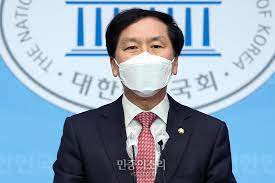 국민의힘 새 원내대표에 4선의 김기현(울산 남구을) 의원이 30일 선출됐다. ê¹€ê¸°í˜„ ì›ë‚´ëŒ€í'œ ì„ ì¶œì— ì¶œì‚¬í'œ í¬í†  ë¯¼ì¤'ì˜ì†Œë¦¬