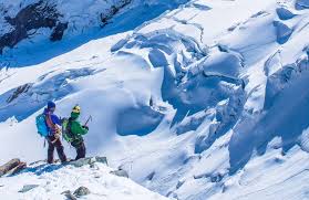Squadre a piedi del soccorso alpino valdostano sono salite nella notte e le hanno trovate. Monte Rosa Course And Ascent Adventure Consultants