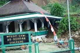 Sumedang merupakan sebuah kabupaten di jawa barat, kabupaten ini memiliki sejuta pesona dan berikut kami ulas secara singkat 37 tempat wisata di sumedang terbaru yang harus segera anda. Wagub Jabar Logistik Untuk Korban Longsor Sumedang Harus Siap Republika Online