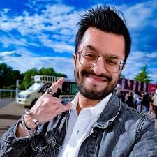 TheOneInYellow (@theoneinyellow)