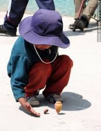 En américa latina es considerado un juego tradicional en muchos países y se ha rastreado su uso desde épocas precolombinas. El Juego Del Trompo Intercanvi Educatiu Cochabamba Sant Joan Despi