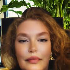 President Trump has arrived at the DOJ. Pam Bondi and the president took a  second to admire his portrait.