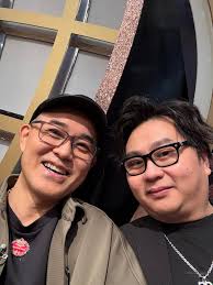 呢條友係#中年好聲音3 音樂總監Donald Pak 😎，話說佢見到尋日我同蘭子#陳淑蘭嘅網騙A.I. 相🤪，以下係我哋今日喺化妝間嘅對話～