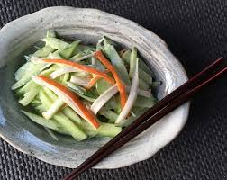 Si tratta di condire il riso freddo con surimi e zucchine a dadini spadellate: Insalata Con Surimi Una Giapponese In Cucina