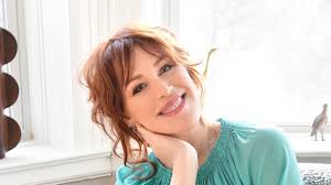 Molly Ringwald to dish