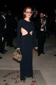 Мирей больше не ищет любви. Wie Gillian Anderson Mit Einem Provokativen Tanga Abendkleid Angelina Jolie In Den Schatten Stellte Vogue Germany