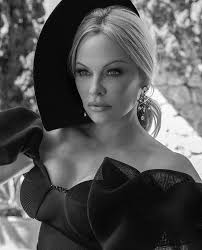 Pamela anderson se confie ce samedi 29 septembre sur sa relation avec le footballeur français dans les colonnes du parisien. Pamela Anderson Instagram Com Pamelaanderson Facebook