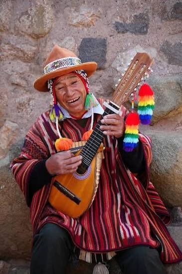El Clarín Cajamarquino entre los instrumentos peruanos que sorprenden al mundo La música peruana posee una gran variedad de géneros a lo largo y ancho de su territorio, los mismos que son