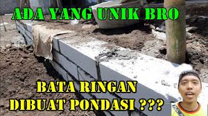 Selain dijadikan dinding ataupun partisi, batako juga sangat kuat untuk dijadikan pondasi pada sebuah bangunan bertingkat seperti rumah tingkat dua. Ngirit Dan Proses Pengerjaan Cepat Membuat Pondasi Teras Rumah Sederhana Pake Bata Ringan Youtube