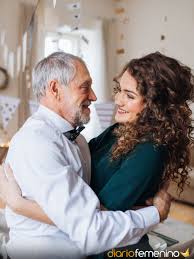 Si tú eres de las que no se expresa fácilmente, por falta de inspiración o porque simplemente no encuentras las palabras exactas para decirle cuanto quieres a tu papá, aquí te dejamos 21 frases que puedes dedicarle a papá en su día. Dia Del Padre Las Mejores Frases Para Dedicarle A Tu Papa