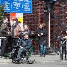 Toutes les infos pour retrouver la musique de pub que vous recherchiez (références complètes avec extraits audio, forum, moteur de recherche intégré, newsletter, classement par annonceurs, produits, périodes, agences, artistes, titres). Londres Angleterre Le 12 Juillet Musicien 2016 Avec Une Guitare En Fauteuil Roulant Parle Du Pub Ecoute De La Musique Des Musiciens De Rue Banque D Images Et Photos Libres De Droits Image 71285591