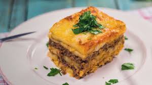 Traditional, aceasta musaca cu cartofi se prepara cu carne de miel sau vita dar sunt frecvente si recent am facut un fel de musaca la tigaie (fara cuptor) cu carne tocata, cartofi si mult sos gustos sosul alb (bechamel) pentru musaca de cartofi. Reteta Musaca Cu Carne Tocata Si Cartofi Bucataras Tv Youtube