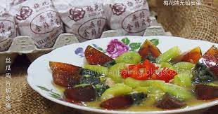 丝瓜肉片焖皮蛋材料 丝瓜350 克 1 条肉片80 克梅花牌无铅皮蛋2 粒调味料 蒜蓉1 2tsp 花雕酒1 2tsp 盐适量做法 1 肉片先用酱青和粟米粉腌 丝瓜去皮切片 皮蛋切