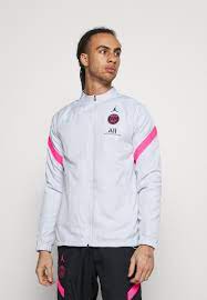 Etwas günstiger kommt man mit einem weniger massentauglichen, aber nicht weniger bekannten fußballclub weg: Nike Performance Paris St Germain Dry Strike Tracksuit Set Vereinsmannschaften Pure Platinum Black Grau Zalando De
