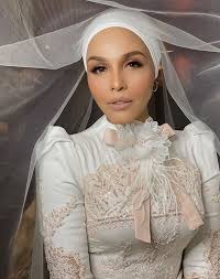 Rizman ruzaini is known for timeless statement pieces. Noryn Aziz Tamatkan Zaman Solo Tampil Cantik Dalam Busana Rizman Ruzaini Nona