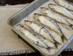 En esta receta están deliciosamente aliñadas con sal, pimienta y chile en polvo. Sardinas Asadas Al Horno Sin Olores Cocinar Pescado Recetas De Pescado Sardinas Recetas