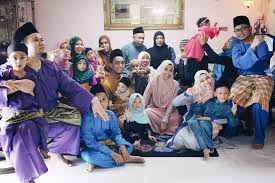 Namun bantuan yang paling tulus dan ikhlas ialah dari keluarga. 26 Sekeluarga Ini Berkumpul Sebumbung Siapkan Lebaran Rumah Macam Kilang Ketupat Berita Mediacorp