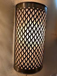 Les appliques marocaines en fer sont très gentils avec différents modèles et tailles qui donnent un éclairage indirect élégant et confortable. Wall Light Set Of 2 Gold Moroccan Brass Sconces Moroccan Etsy Brass Wall Light Wall Lights Copper Lantern