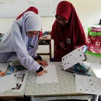 Sekolah ini adalah sekolah menengah agama yang pertama di malaysia yang menggabungkan pelajaran agama dan akademik di peringkat sijil sekolah ini adalah merupakan antara salah satu idea cetusan daripada menteri besar perak yang pertama selepas kemerdekaan persekutuan tanah. Sekolah Menengah Agama Addiniah Kampung Cangkat Jering Perak