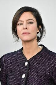 Si elle est bel et bien d'origine française, ses ancêtres viennent, eux, de grèce, pays qu'ils ont quitté durant la première guerre mondiale pour aller s'installer à nantes. Anna Mouglalis Baron Noir Decouvrez Les Hommes De Sa Vie