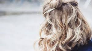 Realizza una delle acconciature fai da te per capelli lunghi lisci o mossi. Acconciature Capelli Mossi Fai Da Te I Consigli Donnemagazine It