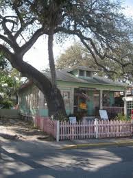 Couples that kiss beneath the tree will supposedly stay together. Legend Says That Couples Who Kiss Beneath The Love Tree In St Augustine Will Seal Their Love For Et Florida Vacation Florida Adventures Weekend Beach Getaways