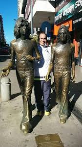 Hasta ahora, nadie sabe quién la colocó ni quién la creó, pero la municipalidad local está buscando al autor para iniciar el proceso formal que permita colocar la estatua junto al mar. Foto De Monumento Homenaje A Sui Generis Mar Del Plata Estatuas De Charly Y Nito En El Centro De Mar Del Plata Tripadvisor
