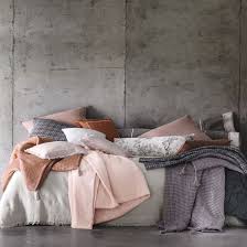 Comment Choisir Ses Coussins D Interieur Clem Around The Corner Canape Gris Anthracite Coussin Rose Et Gris Canape Gris Fonce