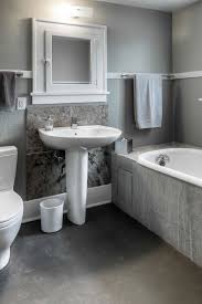 pedestal sink with backsplash bathtub