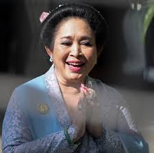 Titiek Soeharto yang turut menyaksikan mantan suaminya, Prabowo Subianto,  dilantik sebagai Presiden RI. Meski telah bercerai sejak 1998, hubungan  keduanya tetap baik, seperti terlihat dari kehadiran Titiek dalam momen  penting ini. Titiek